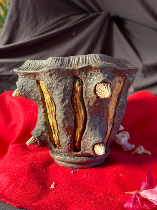 Horned plant pot