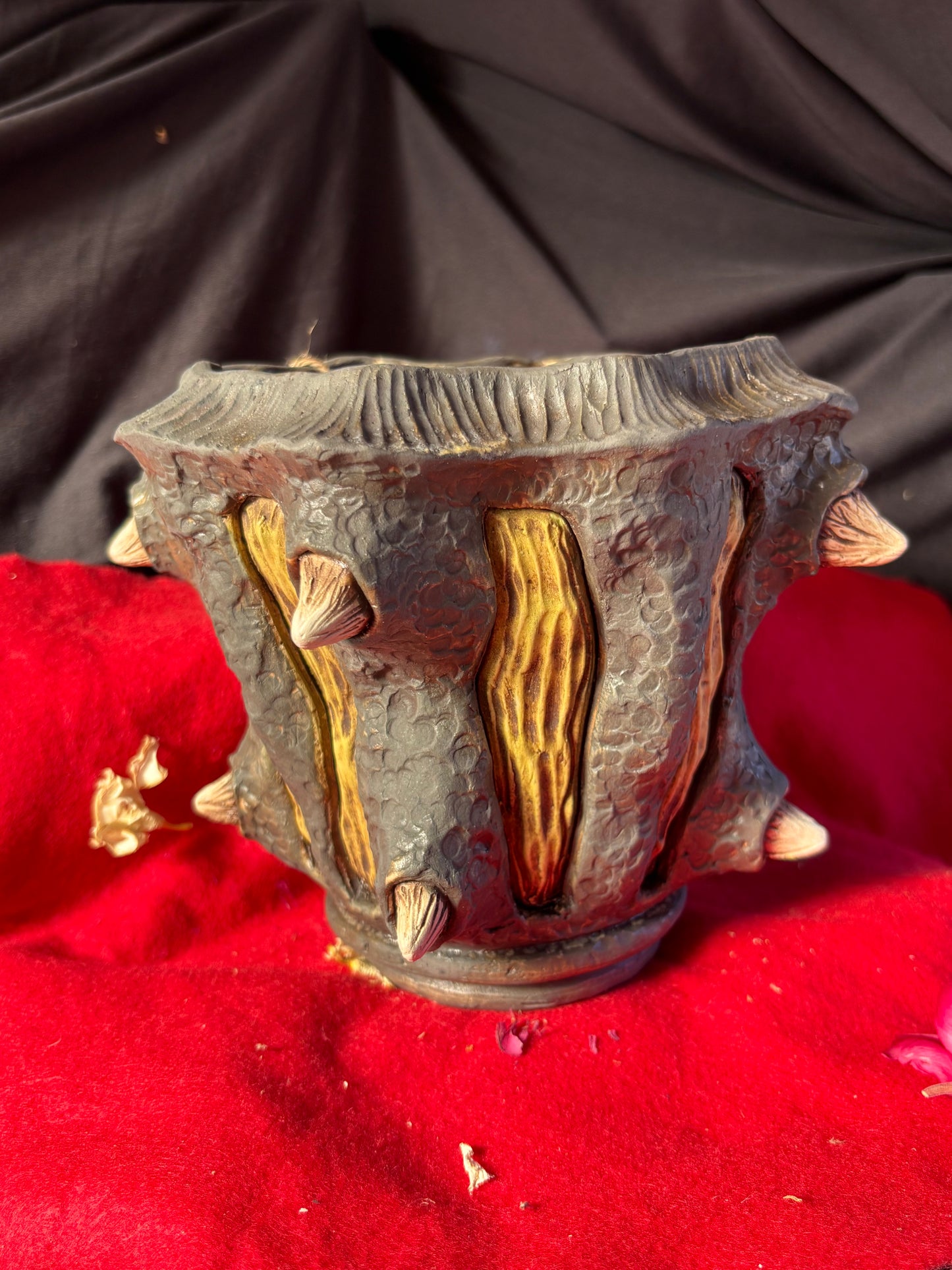 Horned plant pot