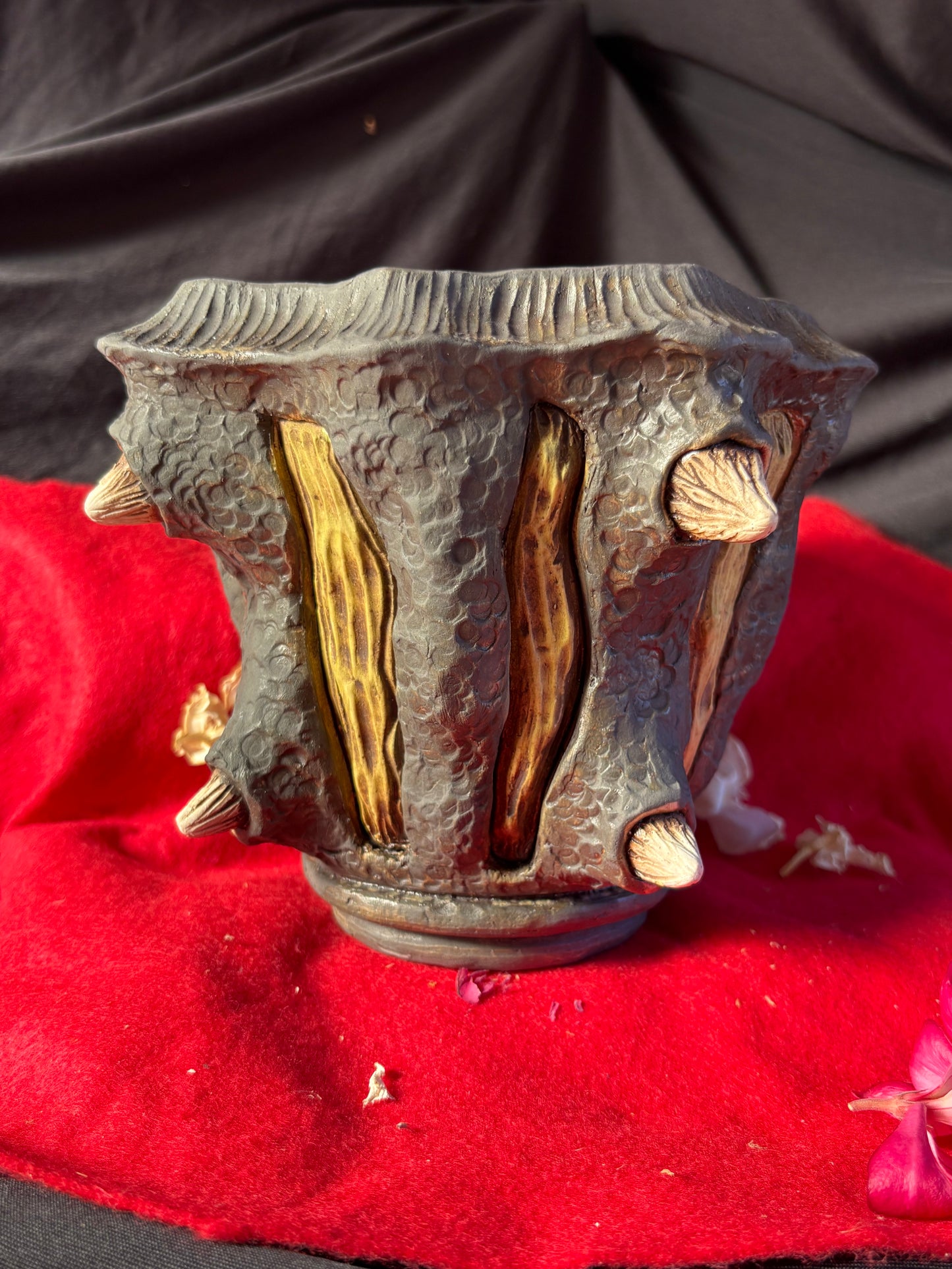 Horned plant pot